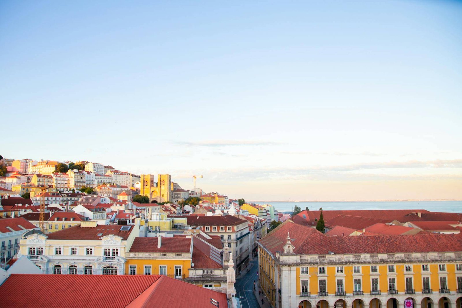 Alfama-District_Tourist_Place_Portugal-1